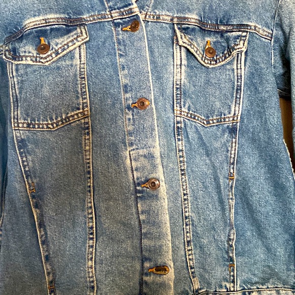 NWOT. Free People ladies slightly distressed denim jacket. - Picture 3 of 9